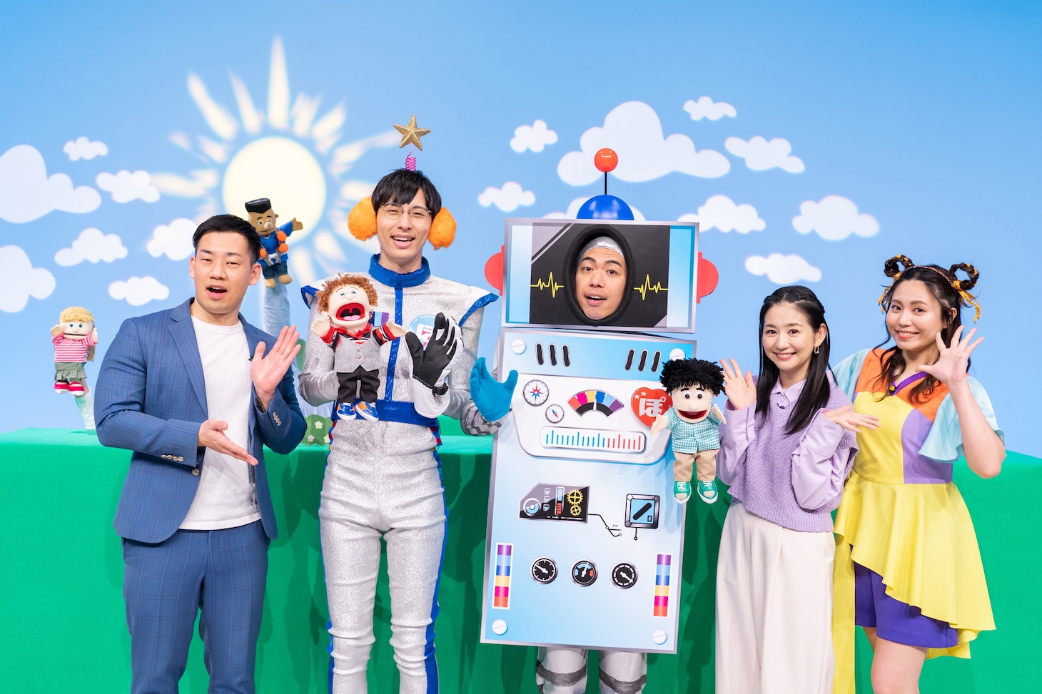 左からミルクボーイ駒場、カベポスター、関根麻里、上原りさ。(c)読売テレビ