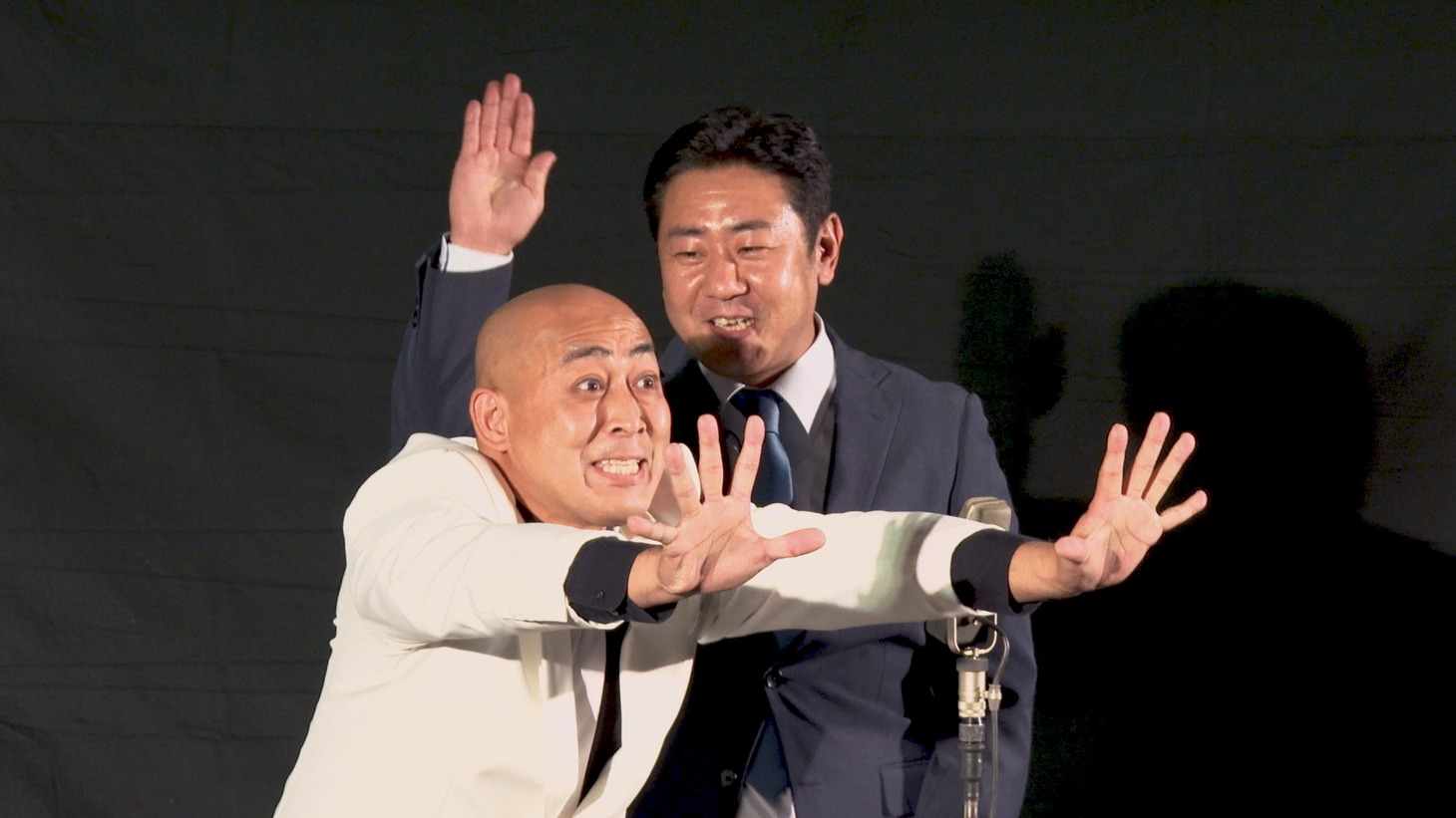 錦鯉が出演した初単独ライブ「こんにちわ」のワンシーン。