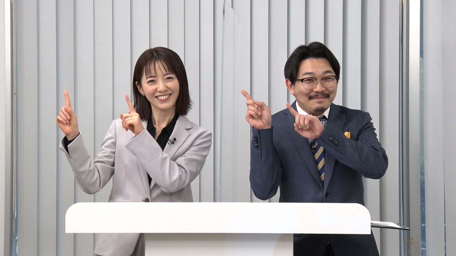 「ギャクサイセイ」MCのオズワルド伊藤（右）と、内田嶺衣奈アナ。(c)フジテレビ