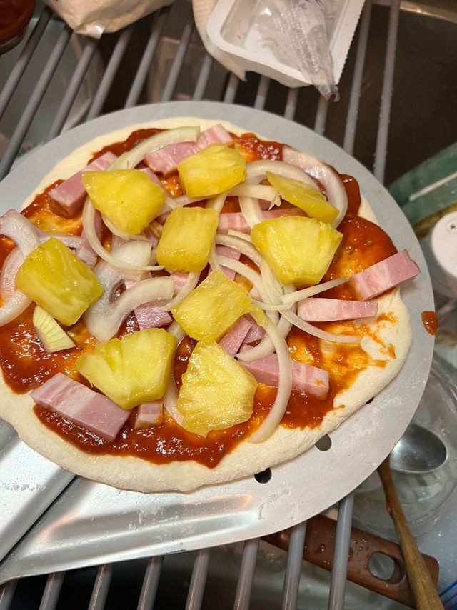 伸ばした生地にトッピング。