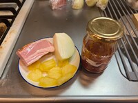 「パイナップルピザ」の材料。