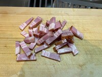 ベーコンを切る。