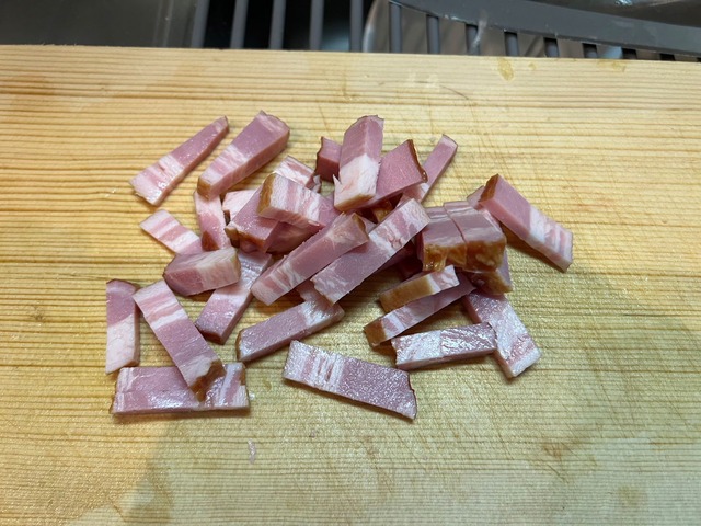 ベーコンを切る。