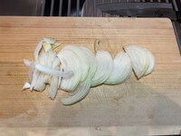 玉ねぎを切る。