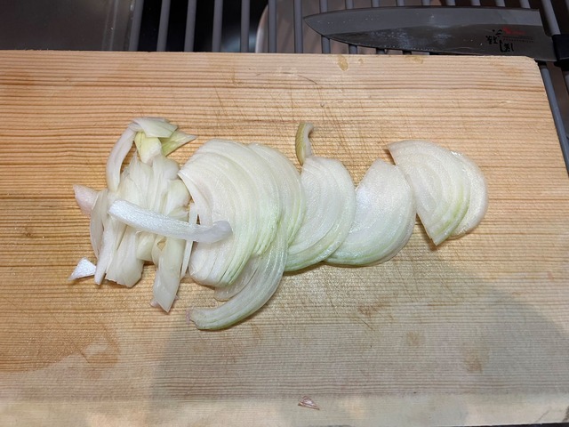 玉ねぎを切る。