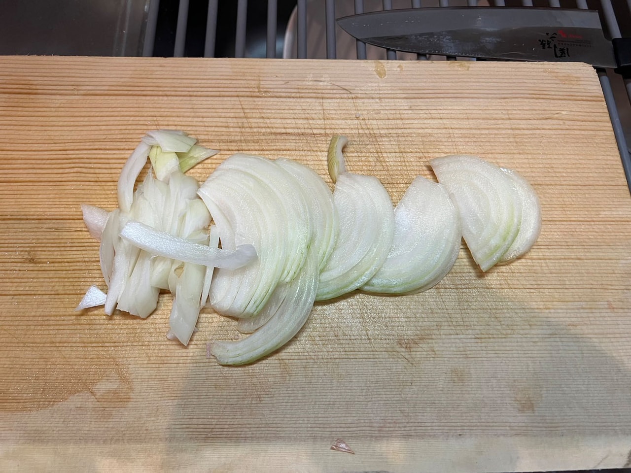 玉ねぎを切る。