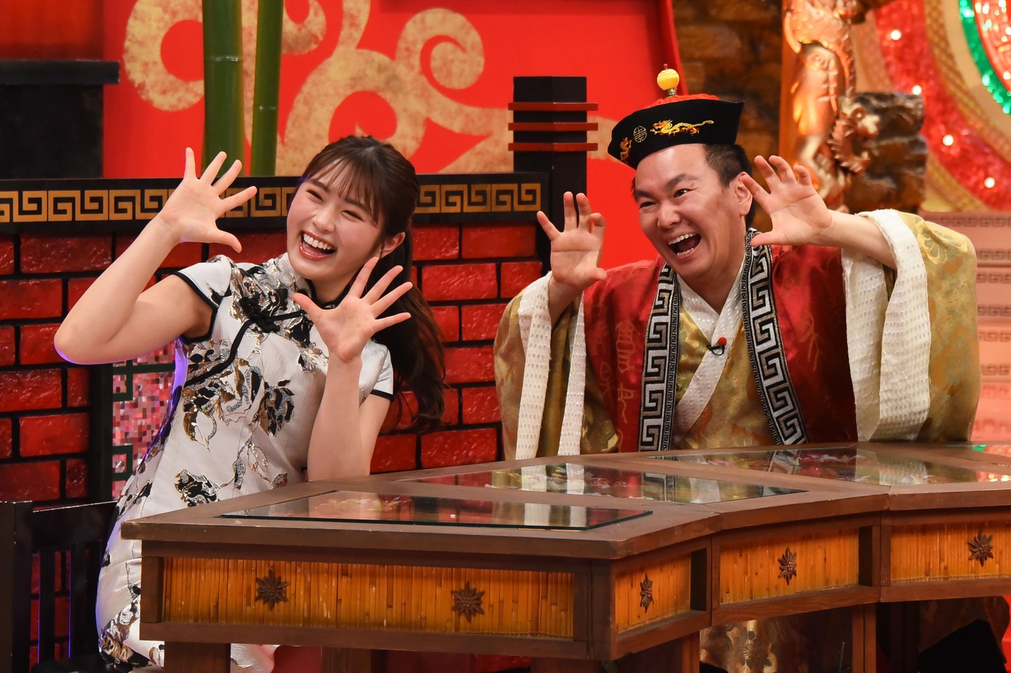 左から渋谷凪咲、かまいたち山内。(c)カンテレ