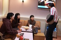 第1話より、カラオケのシーン。(c)日本テレビ