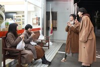 第8話より、コンビニ前でアイスを食べながらおしゃべりしているシーン。みーぽん（左）だけ焼き芋を食べている。(c)日本テレビ