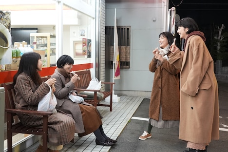第8話より、コンビニ前でアイスを食べながらおしゃべりしているシーン。みーぽん(左)だけ焼き芋を食べている。(c)日本テレビ