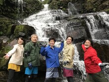 左から舘山聖奈アナウンサー、フットボールアワー、アインシュタイン。(c)カンテレ