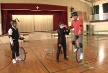 なすなかにしが一輪車に挑戦する様子。(c)TBS