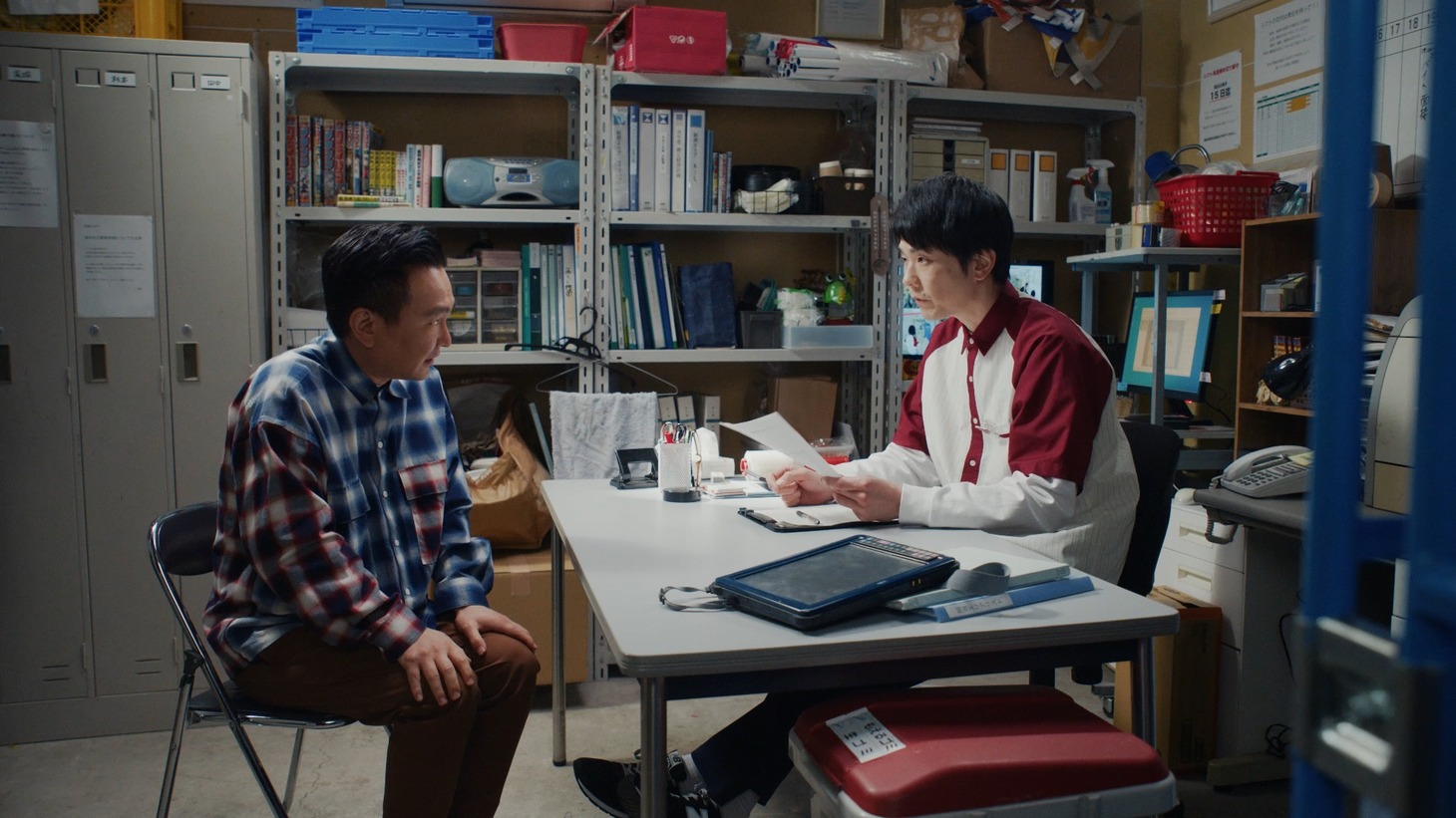 「コントをするかまいたち」編のワンシーン。