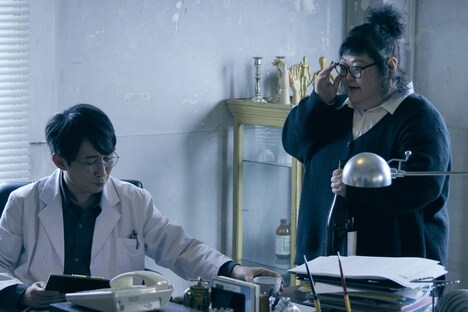 左から、シソンヌじろう、平田敦子。(c)フジテレビ