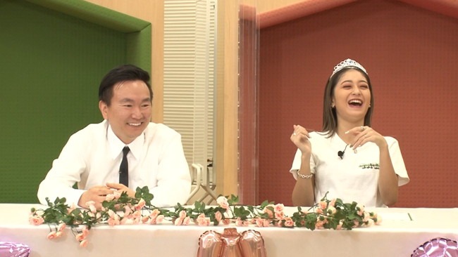 左からかまいたち山内、池田美優。