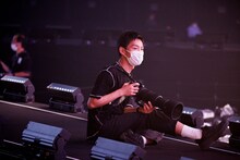 ライブを撮影するかが屋・加賀。