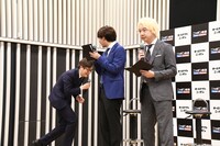 三四郎のうしろを通って登壇する「オールナイトニッポン」の化身ことプロデューサーの冨山雄一氏。