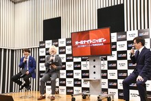 三四郎と、「オールナイトニッポン」の化身ことプロデューサーの冨山雄一氏。