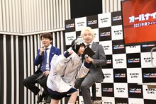 三四郎の前を通って登壇する「オールナイトニッポン0」新火曜パーソナリティのあの。