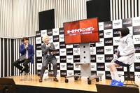 ヘッドドレスを取ったあの（右）と三四郎。