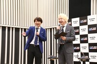 「ドすけべ会見かい！」とツッコミを入れる三四郎・小宮。