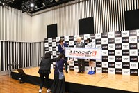 「パネルをずらして」と言われ、身体全体をずらしてしまう3人。