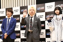 会見を終え、降壇する三四郎とあの（右）。