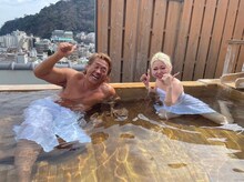 熱海の絶景露天風呂に入る長州力とエルフ荒川。(c)BS朝日