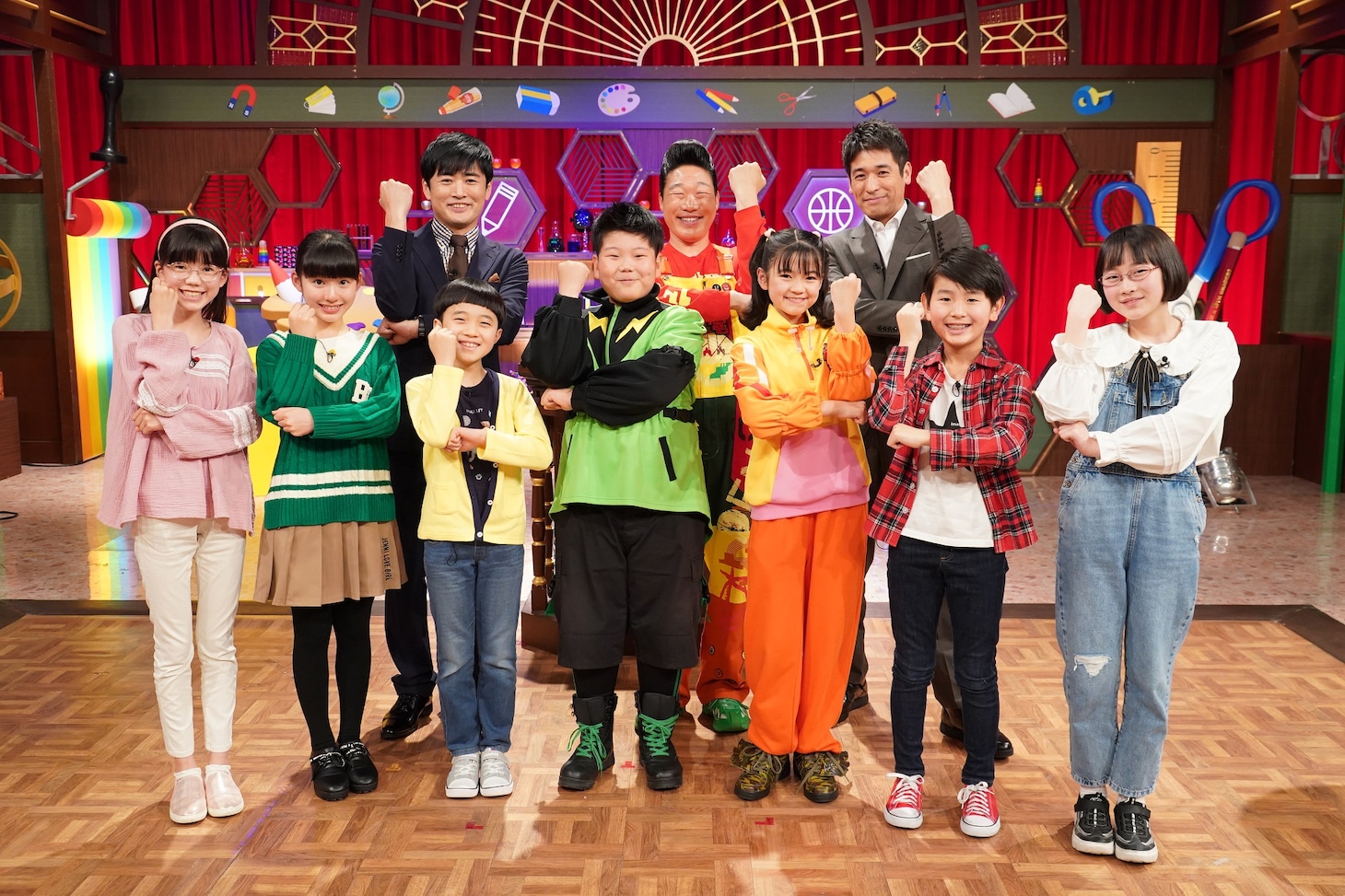 「クイズ！あなたは小学5年生より賢いの？」の出演者。(c)日本テレビ