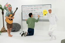 歌の民・トニーフランク（左）。