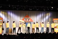 体育館を渡しながら準備運動する一同。