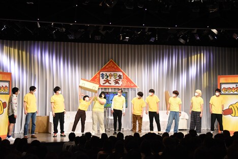 体育館を渡しながら準備運動する一同。