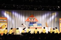 上手から下手に高速で流れていく屋形船。