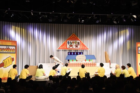 上手から下手に高速で流れていく屋形船。