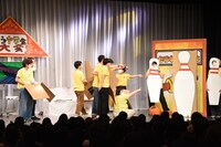 ボールがピン（囲碁将棋・文田）に当たったのに倒れていないと主張する一同。