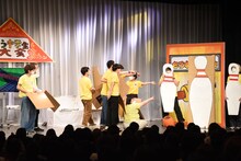 ボールがピン（囲碁将棋・文田）に当たったのに倒れていないと主張する一同。