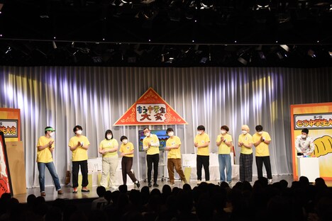 最後は「ウィ・アー・ザ・ワールド」スタイルで一節ずつ即興で「もう中学生のテーマ」を歌っていく。