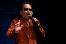 鈴木雅之に扮するダイアン津田。