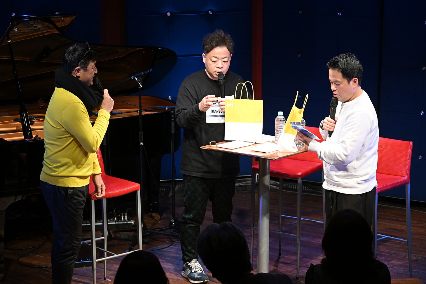 ゲストの武田修宏（左）がダイアンにオシャレな手土産を持参する様子。