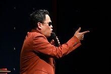 鈴木雅之に扮するダイアン津田。