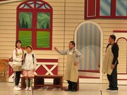 吉本新喜劇に出演する川畑泰史（左）。（写真：吉本興業提供）