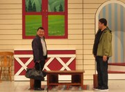 吉本新喜劇に出演する川畑泰史（左）。（写真：吉本興業提供）