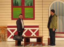 吉本新喜劇に出演する川畑泰史（左）。（写真：吉本興業提供）