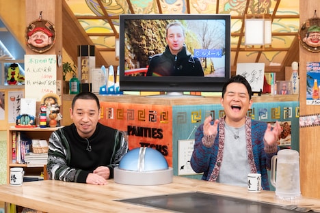 クリストフ・ルメール騎手の登場に興奮する千鳥ノブ（右）。(c)ABCテレビ