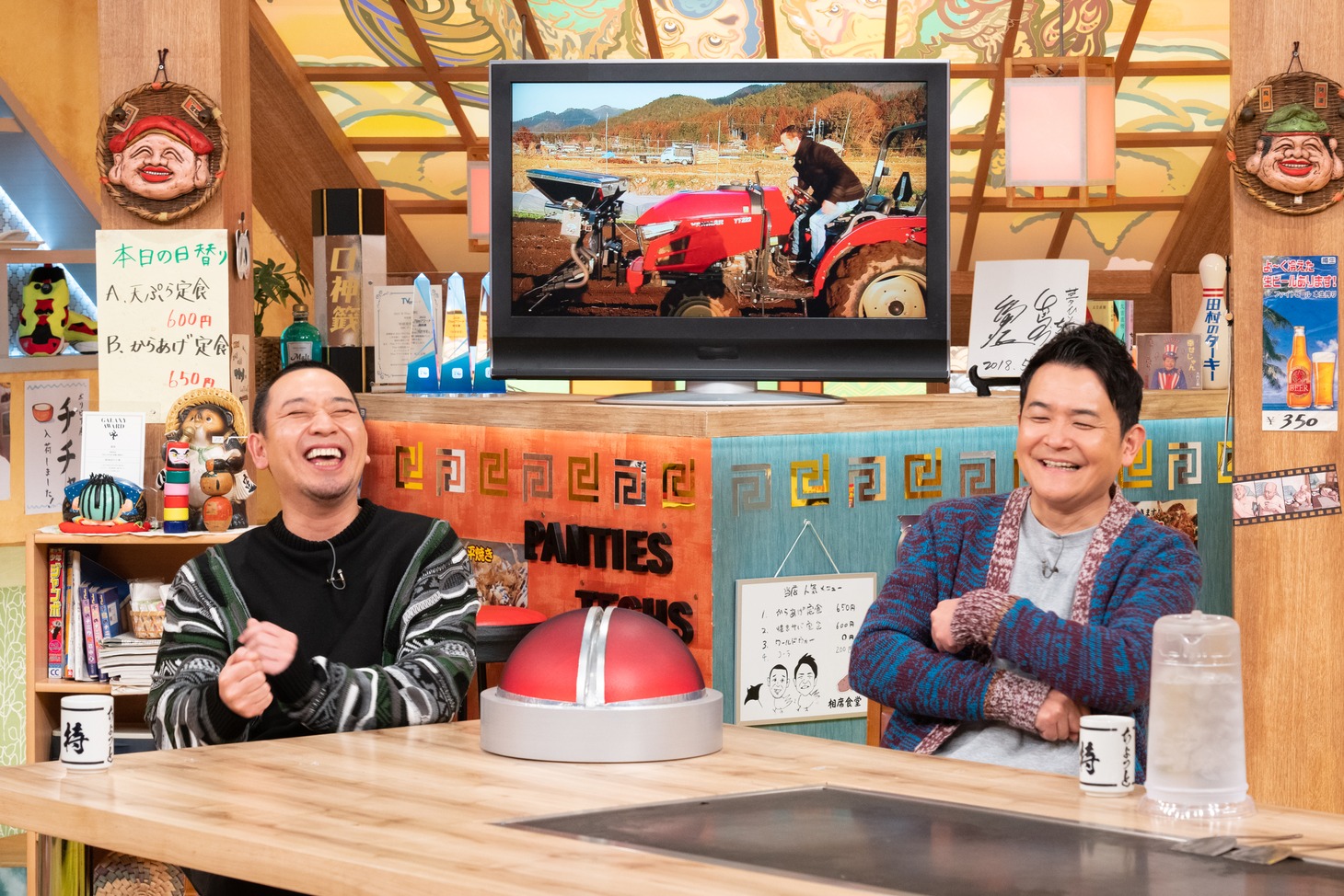 ルメール騎手のVTRと千鳥。 (c)ABCテレビ