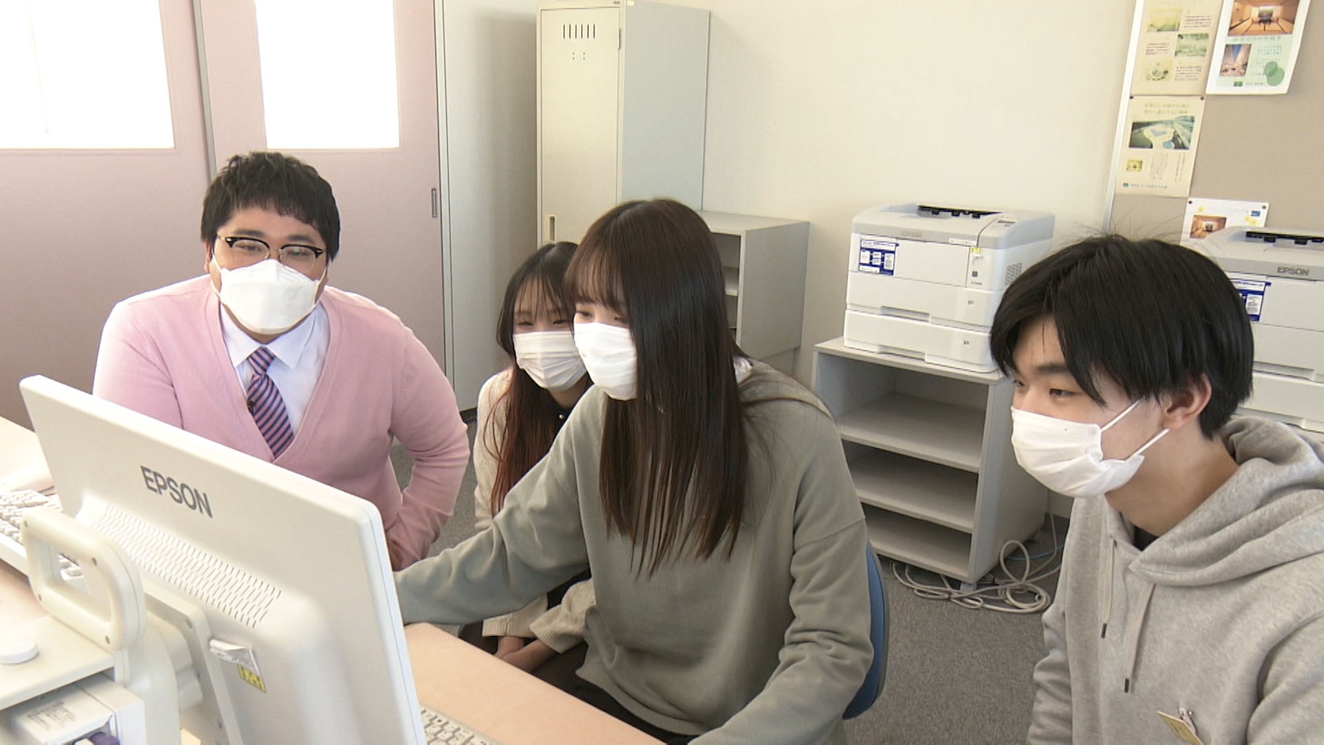 高校生とミッションに挑むマヂカルラブリー村上。(c)NHK