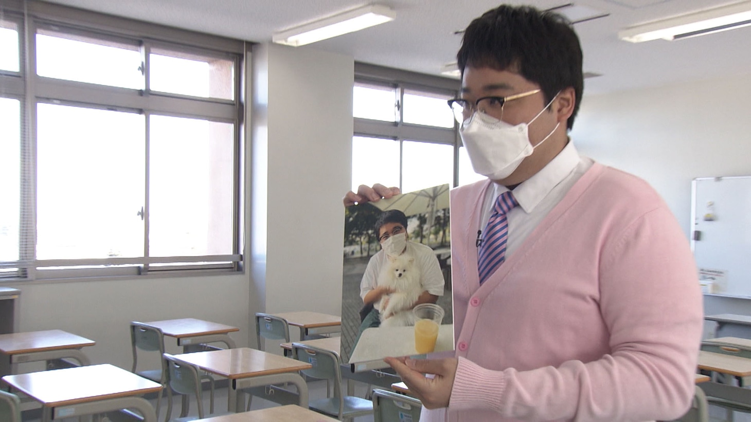高校でロケを行うマヂカルラブリー村上。(c)NHK