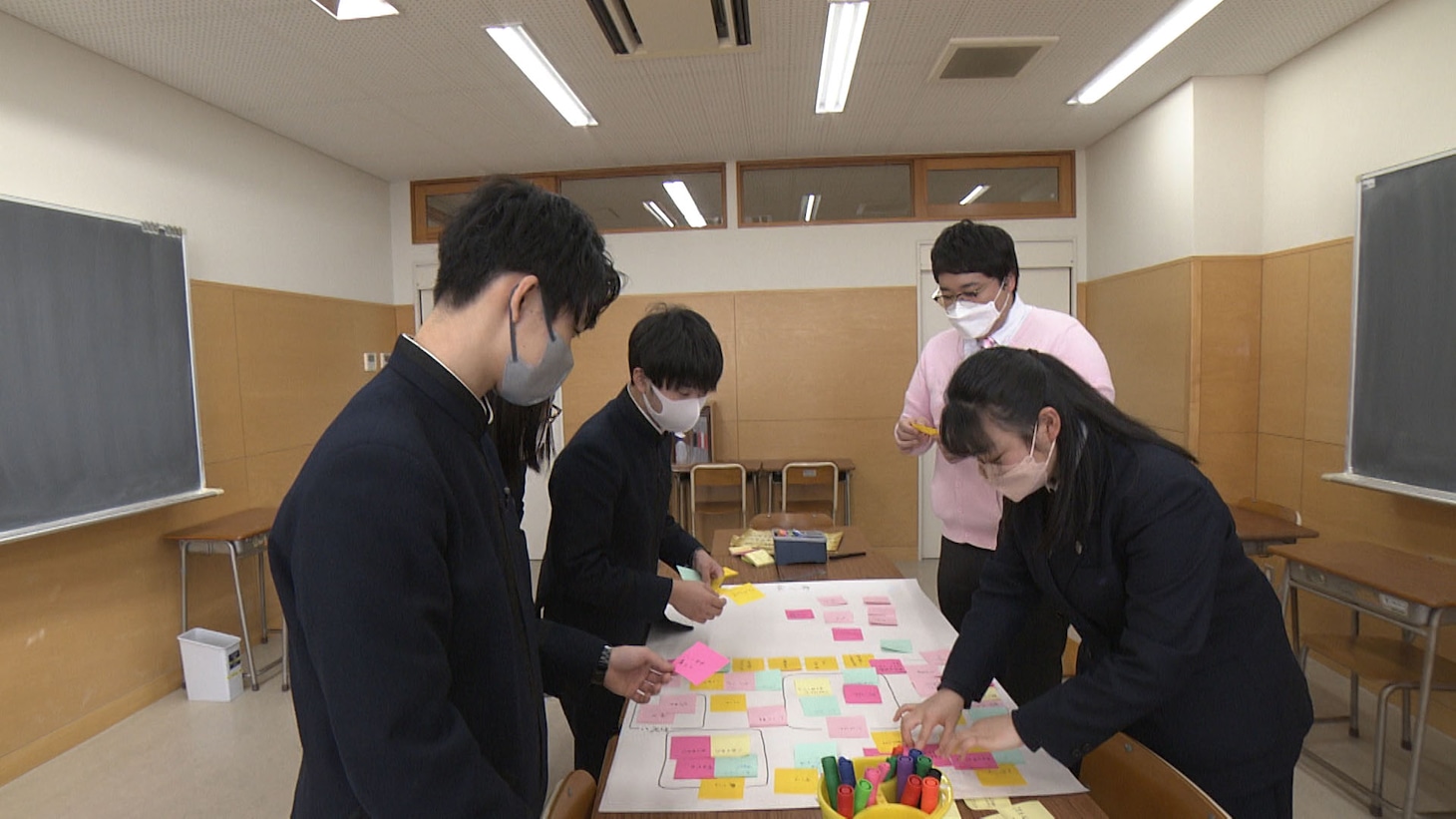 高校生とミッションに挑むマヂカルラブリー村上。(c)NHK