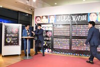 MCのタケトに駆け寄っていくロングコートダディ。