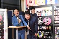 MCのタケト寄りに立つロングコートダディ。